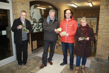 Jean-François Gerkens distribue des cacahuètes